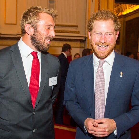 Chris Robshaw, capitaine du XV de la Rose, et le prince Harry - Réception au palais de Buckingham avec les plus grands joueurs de rugby de la Coupe du Monde et d'autres protagonistes de la compétition, à Londres, le 12 octobre 2015