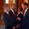 Le prince Harry, Chris Robshaw et Stuart Lancaster de l'équipe de rugby d'Angleterre - Réception au palais de Buckingham avec les plus grands joueurs de rugby de la Coupe du Monde et d'autres protagonistes de la compétition, à Londres, le 12 octobre 2015