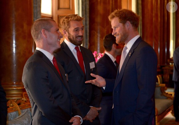 Le prince Harry, Chris Robshaw et Stuart Lancaster de l'équipe de rugby d'Angleterre - Réception au palais de Buckingham avec les plus grands joueurs de rugby de la Coupe du Monde et d'autres protagonistes de la compétition, à Londres, le 12 octobre 2015