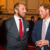 Chris Robshaw, capitaine du XV de la Rose, et le prince Harry - Réception au palais de Buckingham avec les plus grands joueurs de rugby de la Coupe du Monde et d'autres protagonistes de la compétition, à Londres, le 12 octobre 2015