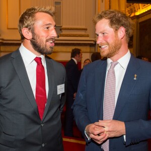 Chris Robshaw, capitaine du XV de la Rose, et le prince Harry - Réception au palais de Buckingham avec les plus grands joueurs de rugby de la Coupe du Monde et d'autres protagonistes de la compétition, à Londres, le 12 octobre 2015