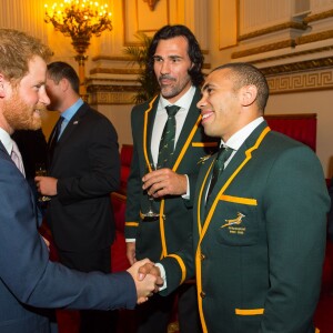 Le prince Harry, Victor Matfield et Bryan Habana - Réception au palais de Buckingham avec les plus grands joueurs de rugby de la Coupe du Monde et d'autres protagonistes de la compétition, à Londres, le 12 octobre 2015