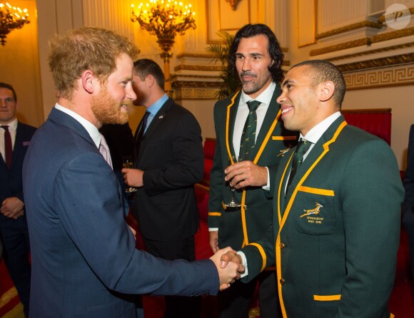 Le prince Harry, Victor Matfield et Bryan Habana - Réception au palais de Buckingham avec les plus grands joueurs de rugby de la Coupe du Monde et d'autres protagonistes de la compétition, à Londres, le 12 octobre 2015