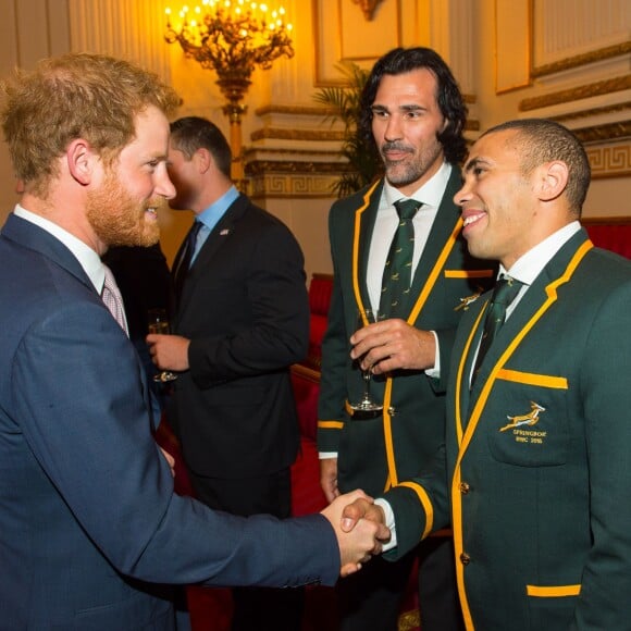 Le prince Harry, Victor Matfield et Bryan Habana - Réception au palais de Buckingham avec les plus grands joueurs de rugby de la Coupe du Monde et d'autres protagonistes de la compétition, à Londres, le 12 octobre 2015