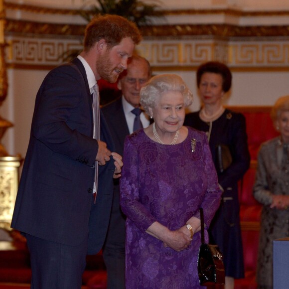 Le prince Harry et la reine Elizabeth II - Réception au palais de Buckingham avec les plus grands joueurs de rugby de la Coupe du Monde et d'autres protagonistes de la compétition, à Londres, le 12 octobre 2015