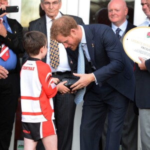 Le prince Harry a reçu des chaussures de rugby en cadeau lors de sa visite aux jeunes du club de rugby de Paignton dans le Devon le 7 octobre 2015