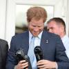 Le prince Harry a reçu des chaussures de rugby en cadeau lors de sa visite aux jeunes du club de rugby de Paignton dans le Devon le 7 octobre 2015