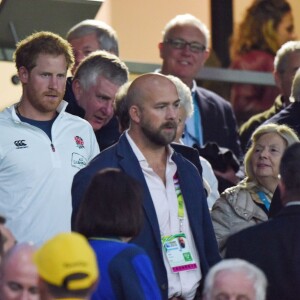 Le prince Harry à Twickenham lors de la défaite du XV de la Rose face à l'Australie, et son élimination de la Coupe du monde, le 3 octobre 2015 à Londres.