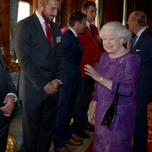 La reine Elizabeth II, Stuart Lancaster et Chris Robshaw - Réception au palais de Buckingham avec les plus grands joueurs de rugby de la Coupe du Monde et d'autres protagonistes de la compétition, à Londres, le 12 octobre 2015