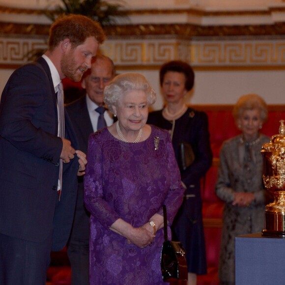 Le prince Harry et la reine Elizabeth II d'Angleterre - Réception au palais de Buckingham avec les plus grands joueurs de rugby de la Coupe du Monde et d'autres protagonistes de la compétition, à Londres, le 12 octobre 2015