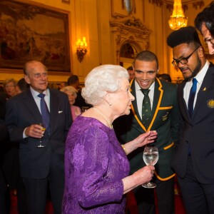 La reine Elizabeth II - Réception au palais de Buckingham avec les plus grands joueurs de rugby de la Coupe du Monde et d'autres protagonistes de la compétition, à Londres, le 12 octobre 2015