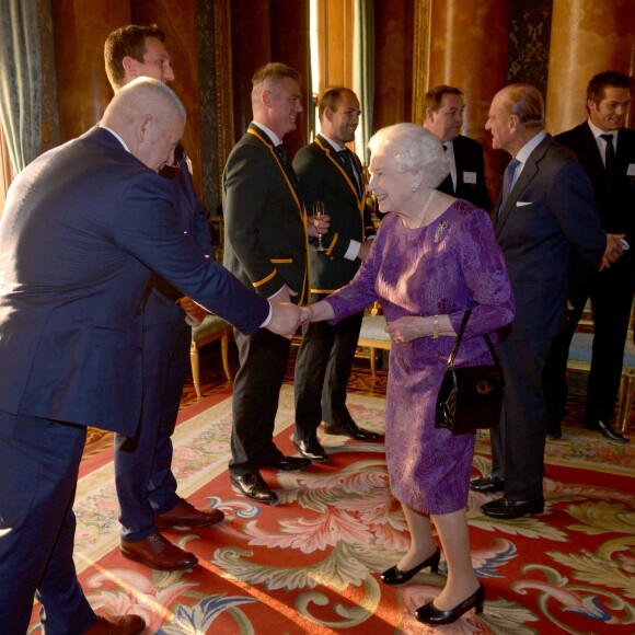 La reine Elizabeth II - Réception au palais de Buckingham avec les plus grands joueurs de rugby de la Coupe du Monde et d'autres protagonistes de la compétition, à Londres, le 12 octobre 2015