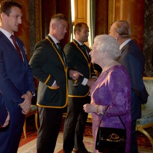 La reine Elizabeth II - Réception au palais de Buckingham avec les plus grands joueurs de rugby de la Coupe du Monde et d'autres protagonistes de la compétition, à Londres, le 12 octobre 2015