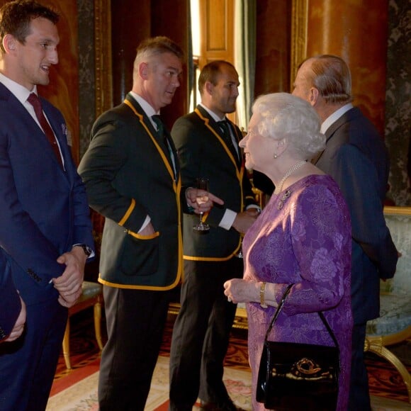 La reine Elizabeth II - Réception au palais de Buckingham avec les plus grands joueurs de rugby de la Coupe du Monde et d'autres protagonistes de la compétition, à Londres, le 12 octobre 2015