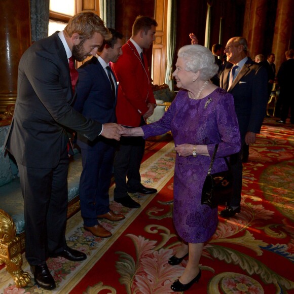 La reine Elizabeth II - Réception au palais de Buckingham avec les plus grands joueurs de rugby de la Coupe du Monde et d'autres protagonistes de la compétition, à Londres, le 12 octobre 2015