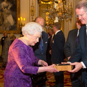 La reine Elizabeth II - Réception au palais de Buckingham avec les plus grands joueurs de rugby de la Coupe du Monde et d'autres protagonistes de la compétition, à Londres, le 12 octobre 2015