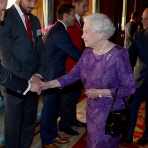 La reine Elizabeth II - Réception au palais de Buckingham avec les plus grands joueurs de rugby de la Coupe du Monde et d'autres protagonistes de la compétition, à Londres, le 12 octobre 2015