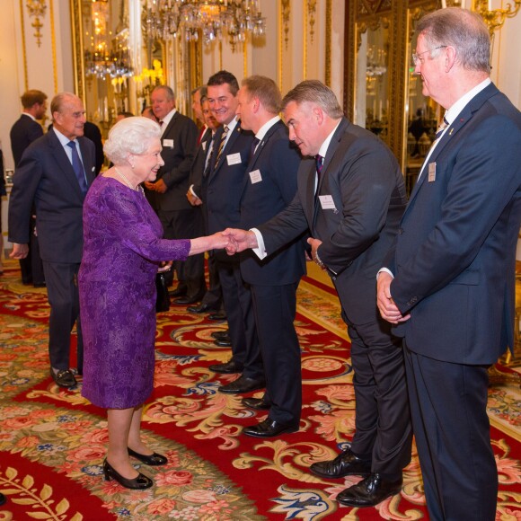 La reine Elizabeth II - Réception au palais de Buckingham avec les plus grands joueurs de rugby de la Coupe du Monde et d'autres protagonistes de la compétition, à Londres, le 12 octobre 2015