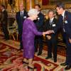 La reine Elizabeth II - Réception au palais de Buckingham avec les plus grands joueurs de rugby de la Coupe du Monde et d'autres protagonistes de la compétition, à Londres, le 12 octobre 2015