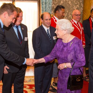 La reine Elizabeth II - Réception au palais de Buckingham avec les plus grands joueurs de rugby de la Coupe du Monde et d'autres protagonistes de la compétition, à Londres, le 12 octobre 2015