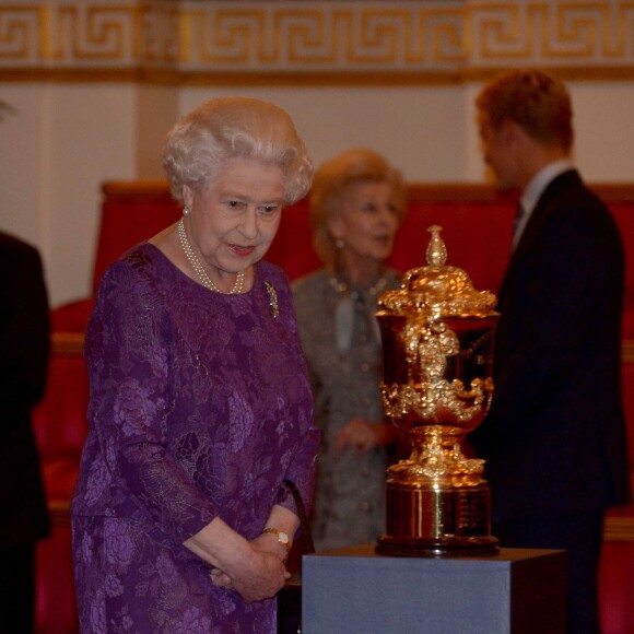 La reine Elizabeth II - Réception au palais de Buckingham avec les plus grands joueurs de rugby de la Coupe du Monde et d'autres protagonistes de la compétition, à Londres, le 12 octobre 2015