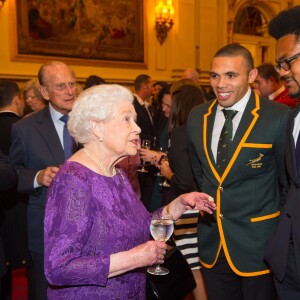 La reine Elizabeth II - Réception au palais de Buckingham avec les plus grands joueurs de rugby de la Coupe du Monde et d'autres protagonistes de la compétition, à Londres, le 12 octobre 2015