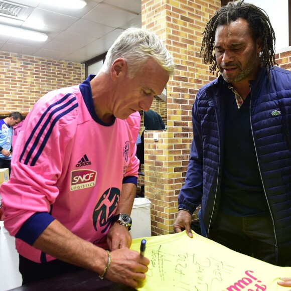 Didier Deschamps et Christian Karembeu lors d'un match de charité avec le Variétés Club de France au profit de l'association + de Vie au stade Léo Lagrange de Poissy le 12 octobre 2015