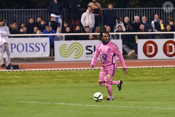 Christian Karembeu lors d'un match de charité avec le Variétés Club de France au profit de l'association + de Vie au stade Léo Lagrange de Poissy le 12 octobre 2015