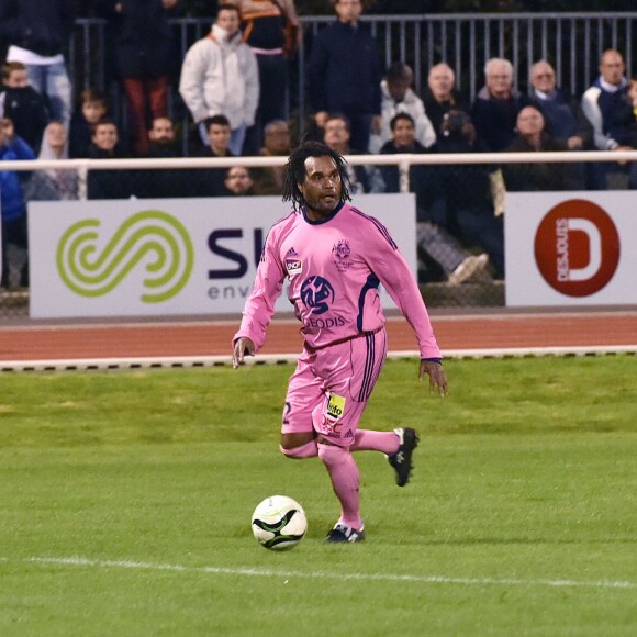 Christian Karembeu lors d'un match de charité avec le Variétés Club de France au profit de l'association + de Vie au stade Léo Lagrange de Poissy le 12 octobre 2015