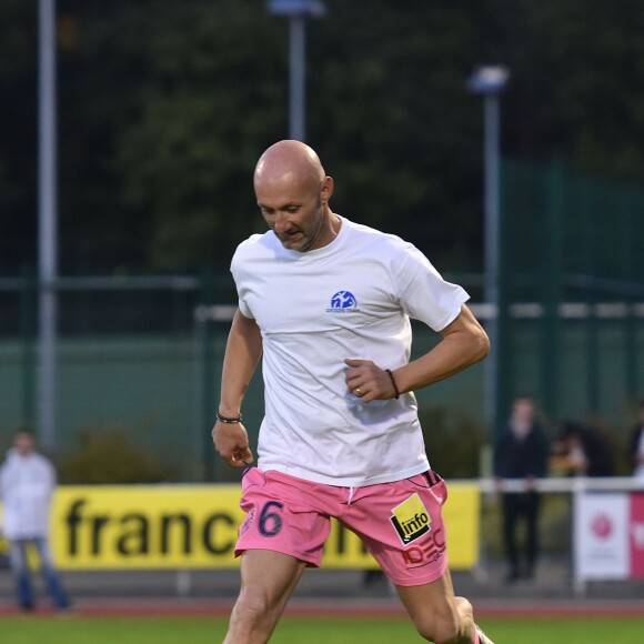 Fabien Barthez lors d'un match de charité avec le Variétés Club de France au profit de l'association + de Vie au stade Léo Lagrange de Poissy le 12 octobre 2015