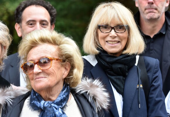 Bernadette Chirac et Mireille Darc lors de la visite du centre Ephad Hervieux de Poissy dans le cadre de l'opération + De Vie le 12 octobre 2015
