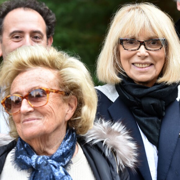 Bernadette Chirac et Mireille Darc lors de la visite du centre Ephad Hervieux de Poissy dans le cadre de l'opération + De Vie le 12 octobre 2015