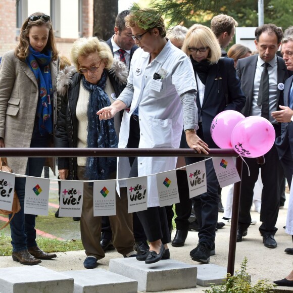 Bernadette Chirac et Mireille Darc lors de la visite du centre Ephad Hervieux de Poissy dans le cadre de l'opération + De Vie le 12 octobre 2015