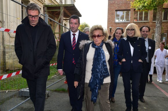 Laurent Blanc, Karl Olive, maire de Poissy, Bernadette Chirac et Mireille Darc lors de la visite du centre Ephad Hervieux de Poissy dans le cadre de l'opération + De Vie le 12 octobre 2015