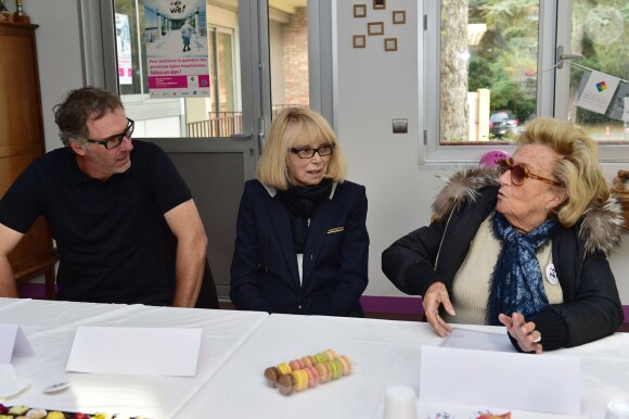 Laurent Blanc, Mireille Darc et Bernadette Chirac lors de la visite du centre Ephad Hervieux de Poissy dans le cadre de l'opération + De Vie le 12 octobre 2015