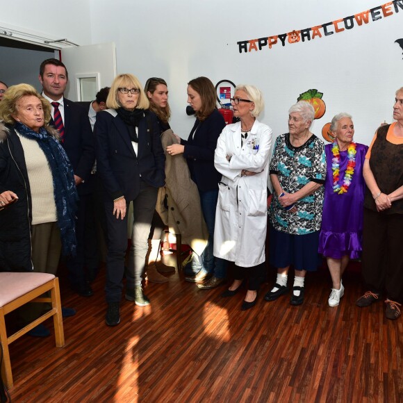 Bernadette Chirac et Mireille Darc lors de la visite du centre Ephad Hervieux de Poissy dans le cadre de l'opération + De Vie le 12 octobre 2015