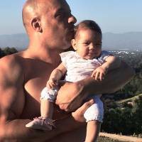 Vin Diesel : Papa poule musclé en privé, beau gosse chic sur tapis rouge
