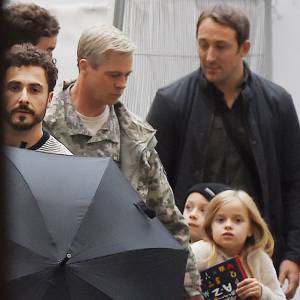 Brad Pitt avec ses enfants Knox et Vivienne sur le tournage à Londres de War Machine, le 14 ocotbtre 2015
