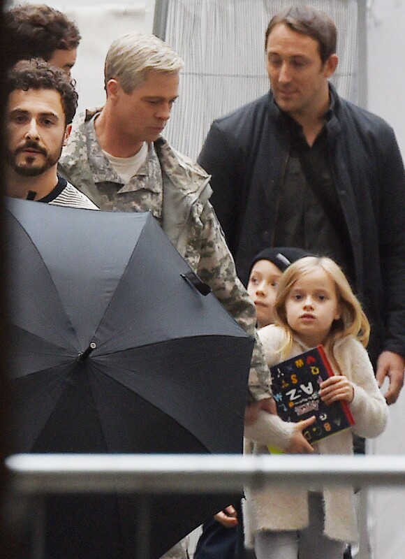 Brad Pitt avec ses enfants Knox et Vivienne sur le tournage à Londres de War Machine, le 14 ocotbtre 2015