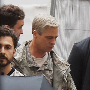 Brad Pitt avec ses enfants Knox et Vivienne sur le tournage à Londres de War Machine, le 14 ocotbtre 2015
