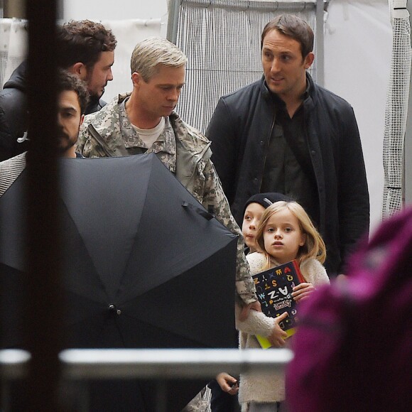 Brad Pitt avec ses enfants Knox et Vivienne sur le tournage à Londres de War Machine, le 14 ocotbtre 2015