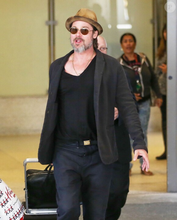 Brad Pitt arrivant à l'aéroport de LAX à Los Angeles. Le 15 mai 2015