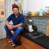 Jamie Oliver pose dans une cuisine à Londres, le 29 août 2013