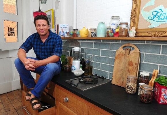 Jamie Oliver pose dans une cuisine à Londres, le 29 août 2013