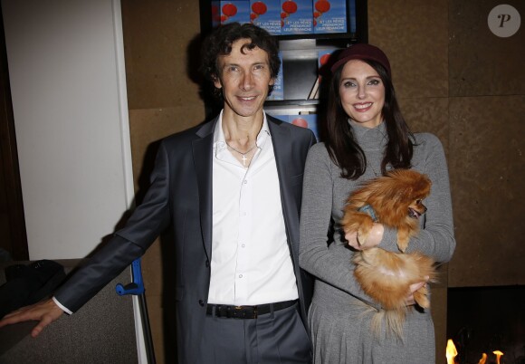 Hugues Royer et Frédérique Bel avec son chien Joca - Soirée du lancement du nouveau livre de Hugues Royer intitulé "Et les rêves prendront leur revanche" à l'hôtel Montalembert, à Paris, le 15 octobre 2015.