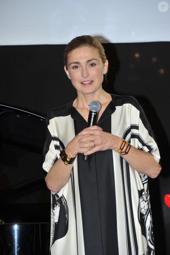 Exclusif - Julie Gayet - Dîner de gala au profit de la Fondation ARC pour la recherche contre le cancer du sein à l'hôtel Peninsula à Paris le 1er octobre 2015.