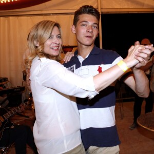 Valérie Trierweiler et son fils Léonard dansent lors de l'inauguration de la Fête des Tuileries à Paris le 26 juin 2015