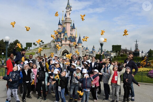 Julien Lauprêtre, Colonel Reyel, Valérie Trierweiler et Marc-Emmanuel - Lancement de la campagne "Vacances d'été 2015" du Secours Populaire à Disneyland Paris. Le 16 mai 2015