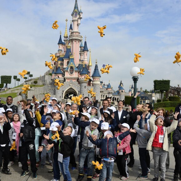 Julien Lauprêtre, Colonel Reyel, Valérie Trierweiler et Marc-Emmanuel - Lancement de la campagne "Vacances d'été 2015" du Secours Populaire à Disneyland Paris. Le 16 mai 2015