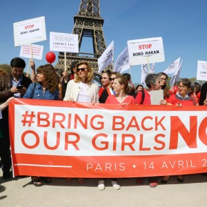 Valérie Trierweiler au rassemblement au Champ-de-Mars à Paris le 14 Avril 2015 pour les 219 lycéennes enlevées par Boko Haram il y a un an.